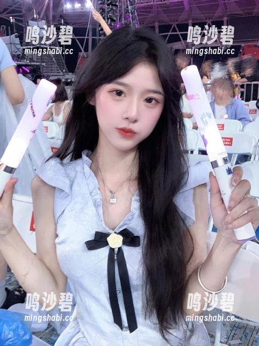 91朝阳发布专属吃瓜新姿势，边看边吃，别忘了擦嘴哦！