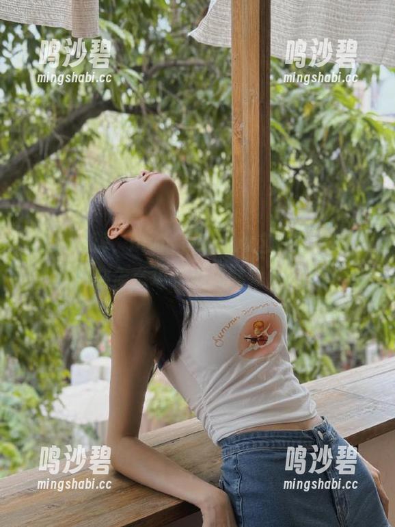 嗨，hlw155.ccm这个视频里竟然教你怎么边吃瓜边健身，绝了！