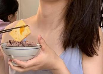 最新！www51发布的绯闻让我怀疑人生，该吃瓜还是该揪心呢？