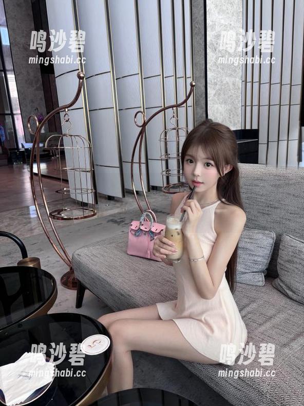 听说“zztt11”的最新瓜地址是个秘密花园，但我觉得可能是人造草坪？